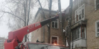 Коммунальщики убрали опасные сосульки с крыши дома на Центральной улице в Дубне - Regions.Ru