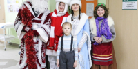 Юных пациентов Дубненской больницы навестили Дед Мороз и Снегурочка - Regions.Ru