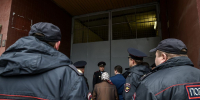 Подростки разбили стекло и бросили петарду в подъезд на проспекте Боголюбова - Regions.Ru